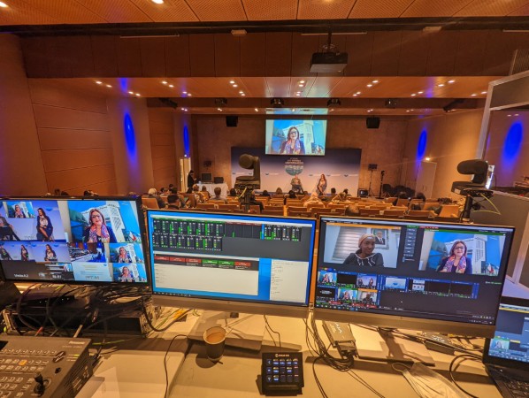 Conférence avec intervenants distants